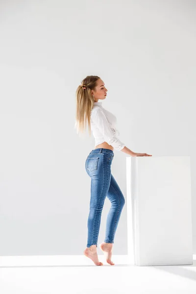 Retrato Sexy Loira Menina Vestindo Azul Jeans Branco Camisa Branco — Fotografia de Stock