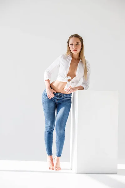 Retrato Sexy Loira Menina Vestindo Azul Jeans Branco Camisa Branco — Fotografia de Stock