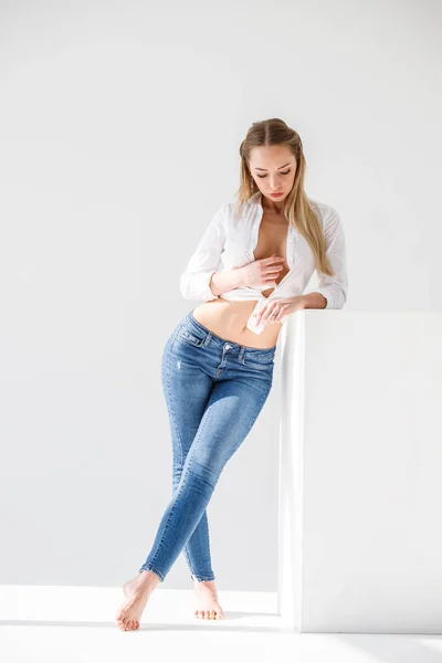 Retrato Chica Rubia Sexy Con Pantalones Vaqueros Azules Camisa Blanca —  Fotos de Stock