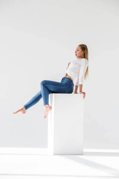 Retrato Sexy Loira Menina Vestindo Azul Jeans Branco Camisa Sentado — Fotografia de Stock