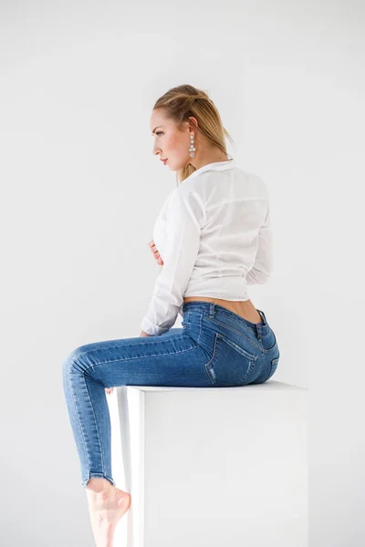 Retrato Sexy Loira Menina Vestindo Azul Jeans Branco Camisa Sentado — Fotografia de Stock