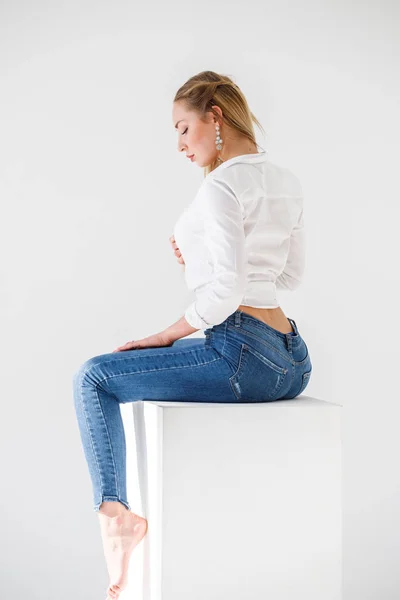 Retrato Chica Rubia Sexy Con Pantalones Vaqueros Azules Camisa Blanca —  Fotos de Stock