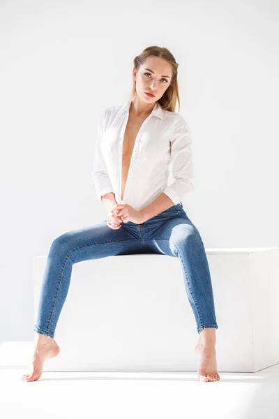 Portret Van Sexy Blond Meisje Draagt Spijkerbroek Een Wit Overhemd — Stockfoto