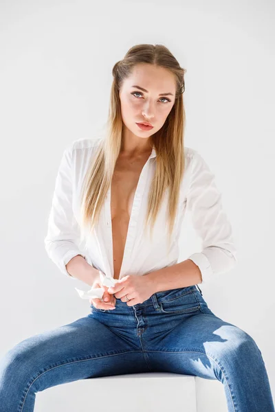 Retrato Sexy Loira Menina Vestindo Azul Jeans Branco Camisa Sentado — Fotografia de Stock