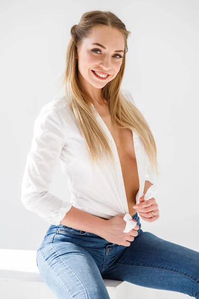 Portret Van Sexy Blond Meisje Draagt Spijkerbroek Een Wit Overhemd — Stockfoto