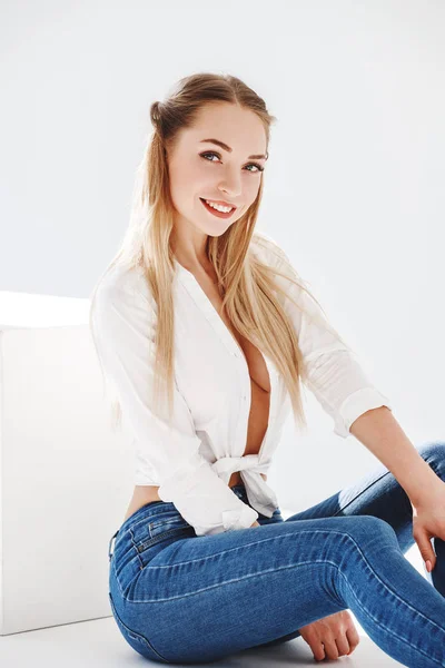 Retrato Sexy Loira Menina Vestindo Azul Jeans Branco Camisa Sentado — Fotografia de Stock