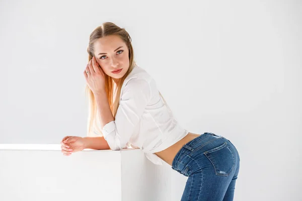Portrét Sexy Blond Dívka Sobě Modré Džíny Bílou Košili Stojící — Stock fotografie