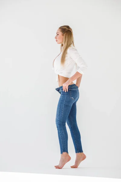 Porträtt Sexiga Blonda Flicka Klädd Blå Jeans Och Vit Skjorta — Stockfoto