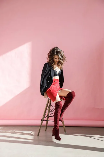 Portrait Studio Mode Belle Femme Bouclée Portant Une Jupe Rouge — Photo