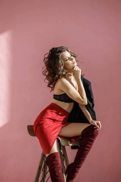 Moda Stüdyo Kırmızı Etek Siyah Ceket Tahta Sandalyede Oturan Pembe — Stok fotoğraf