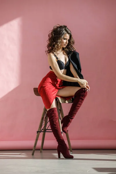 Retrato Estúdio Moda Bela Mulher Encaracolada Vestindo Saia Vermelha Jaqueta — Fotografia de Stock