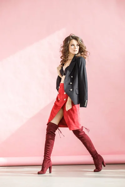 Retrato Estúdio Moda Bela Mulher Encaracolada Vestindo Saia Vermelha Jaqueta — Fotografia de Stock