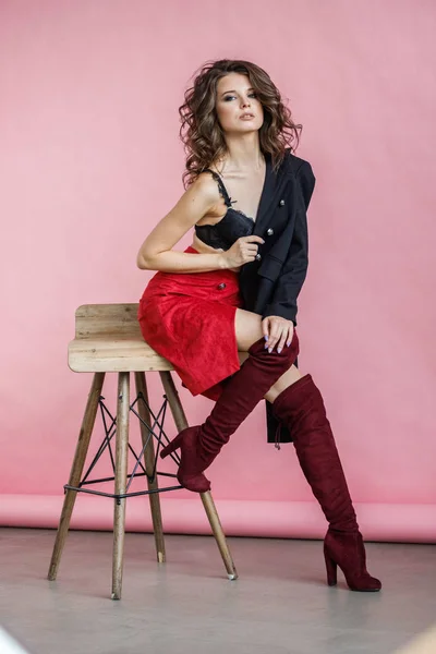 Retrato Estudio Moda Una Hermosa Mujer Rizada Con Falda Roja —  Fotos de Stock