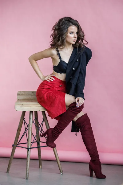 Retrato Estudio Moda Una Hermosa Mujer Rizada Con Falda Roja —  Fotos de Stock