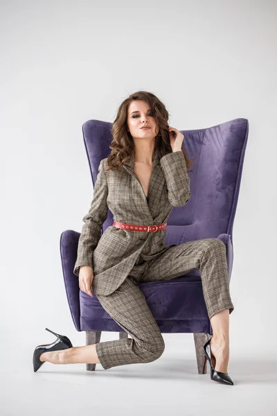 Fashion Studio Porträtt Vackra Lockiga Kvinna Klädd Rutig Casual Kostym — Stockfoto