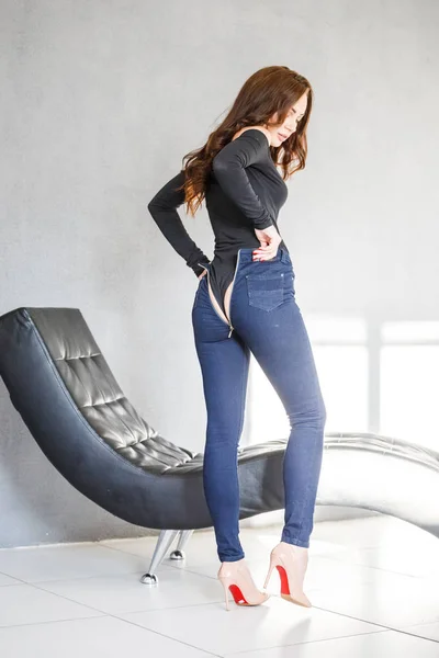 Retrato Estudio Hermosa Chica Morena Jeans Azules Ropa Interior Negra —  Fotos de Stock