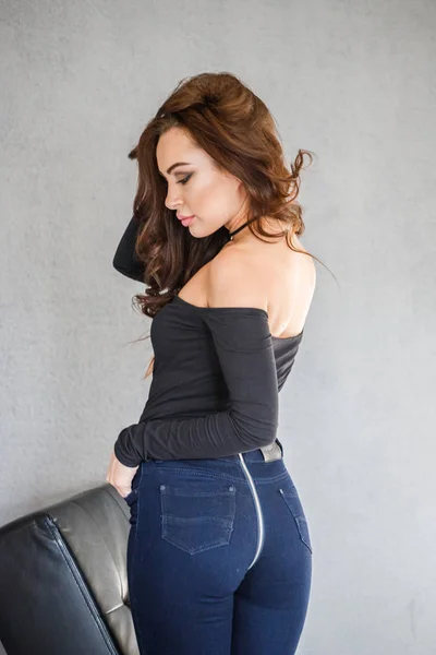 Retrato Estudio Una Hermosa Chica Morena Jeans Azules Ropa Interior —  Fotos de Stock