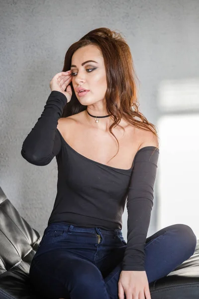 Studio Portrait Belle Fille Brune Jeans Bleus Sous Vêtements Noirs — Photo