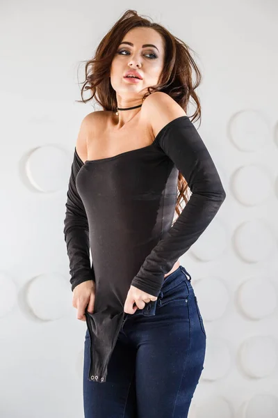 Studio Ritratto Bella Ragazza Bruna Jeans Blu Biancheria Intima Nera — Foto Stock