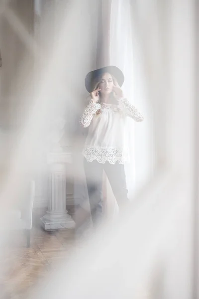 Lovely Brunette Business Woman Posing Luxury Apartments Interior — ストック写真