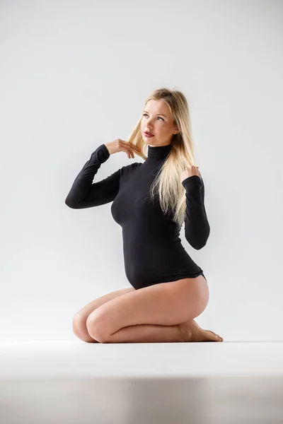Studio Portrait Sporty Blond Woman Black Clothes Sitting Floor White — Stock Photo, Image