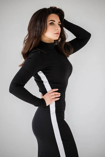 Stilvolles Studioporträt Der Schönheit Brünette Frau Schwarzem Kleid Posiert Auf — Stockfoto