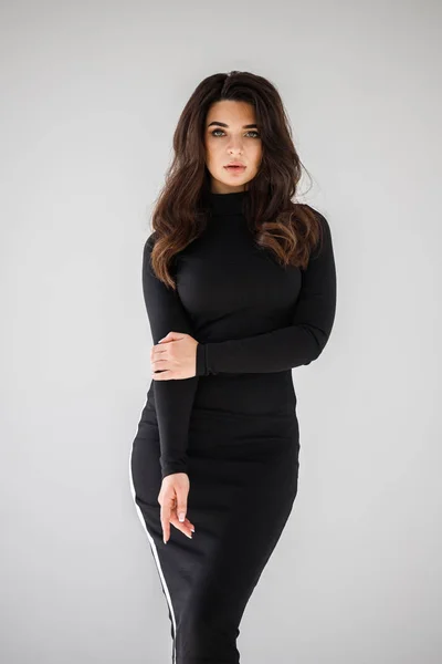 Stilvolles Studioporträt Der Schönheit Brünette Frau Schwarzem Kleid Posiert Auf — Stockfoto