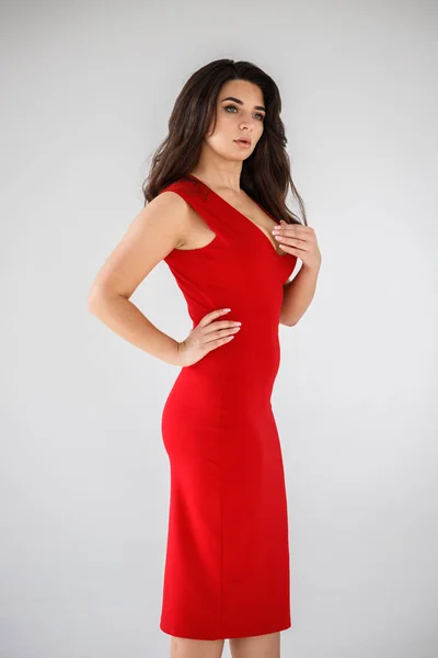 Elegante Retrato Estudio Mujer Morena Belleza Vestido Rojo Posando Sobre —  Fotos de Stock