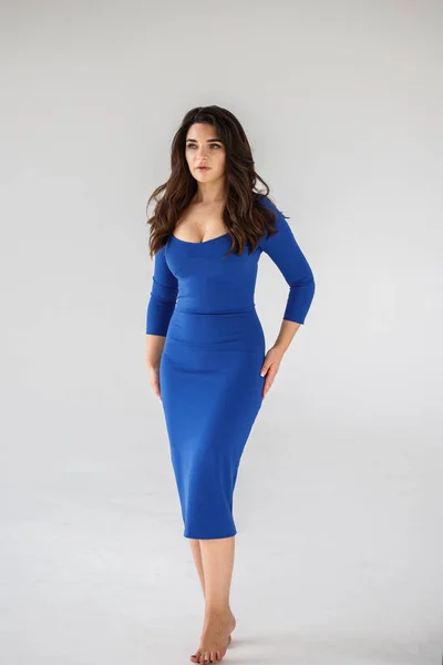 Elegante Retrato Estudio Mujer Morena Belleza Vestido Azul Posando Sobre — Foto de Stock