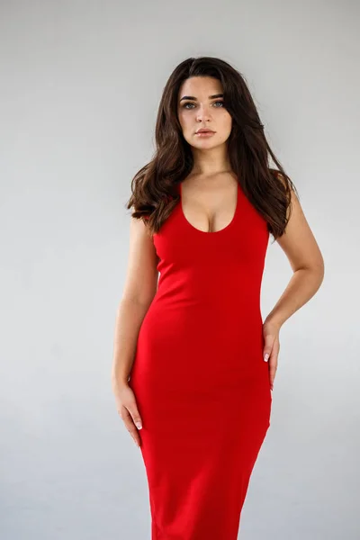 Elegante Retrato Estudio Mujer Morena Belleza Vestido Rojo Posando Sobre — Foto de Stock
