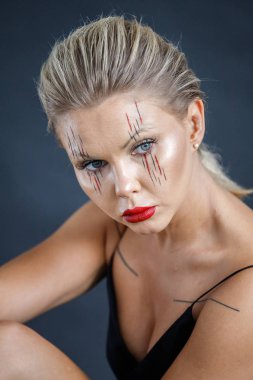 Siyah arka planda poz veren mayolu güzel sarışın kız.