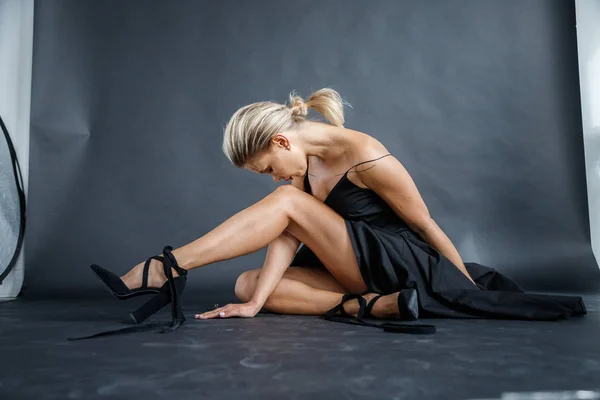 Mooi Blond Meisje Zwart Jurk Poseren Donkere Studio Achtergrond — Stockfoto