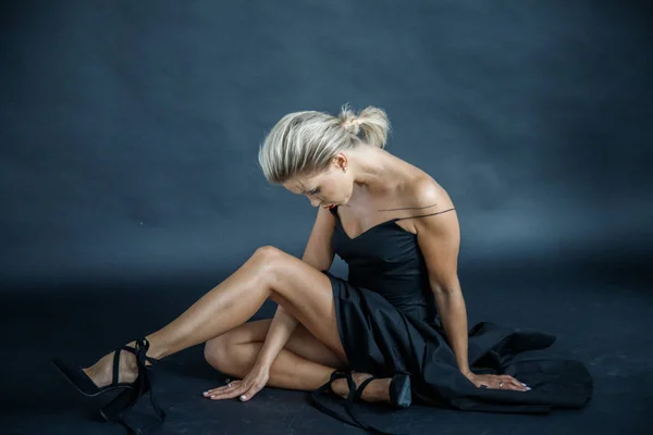 Schöne Blonde Mädchen Schwarzem Kleid Posiert Auf Dunklem Studiohintergrund — Stockfoto