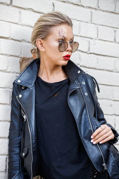 Hermosa Chica Rubia Chaqueta Negra Gafas Posando Sobre Fondo Pared —  Fotos de Stock