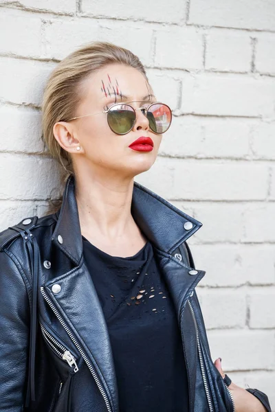 Hermosa Chica Rubia Chaqueta Negra Gafas Posando Sobre Fondo Pared —  Fotos de Stock