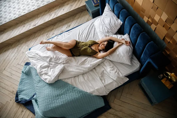 Красива Брюнетка Модель Нижній Білизні Позує Ліжку — стокове фото