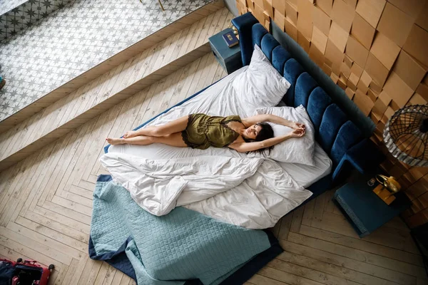 美しいブルネットモデルでランジェリーポーズのベッド — ストック写真