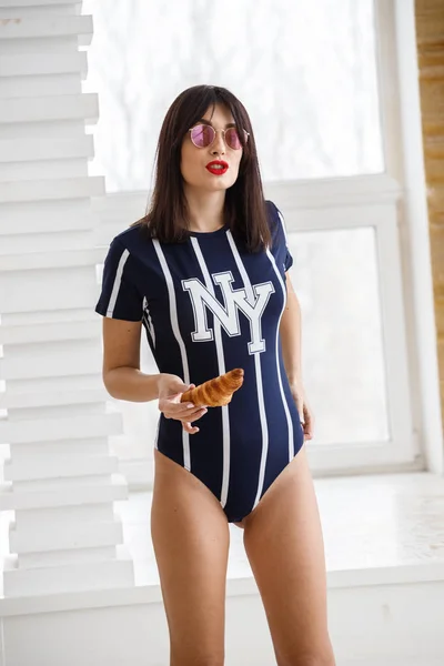 Hermosa Chica Morena Gafas Comiendo Croissant Las Escaleras Interior Del — Foto de Stock