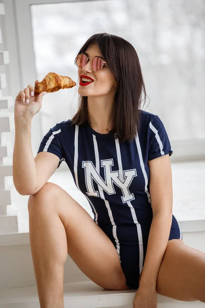 Schöne Brünette Mädchen Brille Croissant Essen Auf Der Treppe Der — Stockfoto