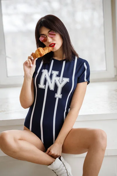 Mooi Brunette Meisje Bril Eten Croissant Trap Appartement Interieur — Stockfoto