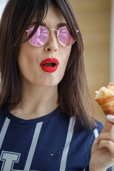 Vacker Brunett Flicka Glasögon Äter Croissant Lägenhet Interiör — Stockfoto