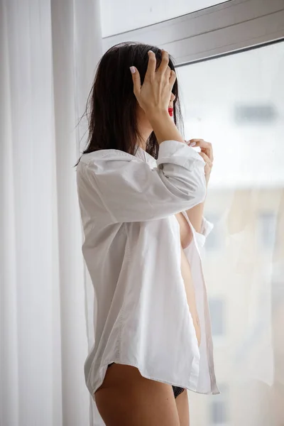 Beyaz Gömlekli Çekici Esmer Sabah Pencerenin Yanında Poz Veriyor — Stok fotoğraf