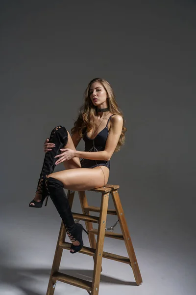 Schöne Mädchen Sexy Blondine Unterwäsche Und Stiefeln Posiert Auf Studio — Stockfoto