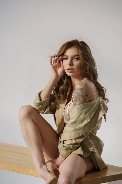 Schöne Mädchen Sexy Blondine Hemd Und Unterwäsche Posiert Innenraum — Stockfoto