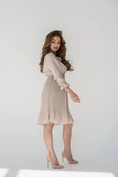 Όμορφο Κορίτσι Σέξι Ξανθιά Ένα Φόρεμα Που Θέτουν Λευκό Φόντο — Φωτογραφία Αρχείου