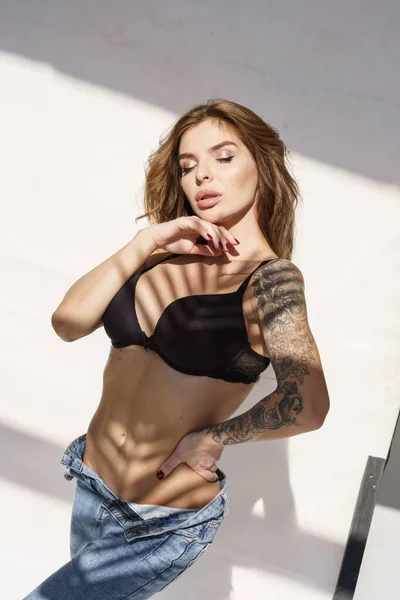 Bella Ragazza Sexy Bionda Jeans Biancheria Intima Posa Vicino Alla — Foto Stock