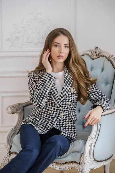 Portrét Krásné Mladé Ženy Ležérní Oblečení Sedí Křesle Luxusních Apartmánech — Stock fotografie