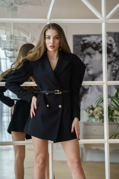 Молодая Красивая Модель Черном Пальто Высоких Каблуках Стоит Рядом Зеркалом — стоковое фото