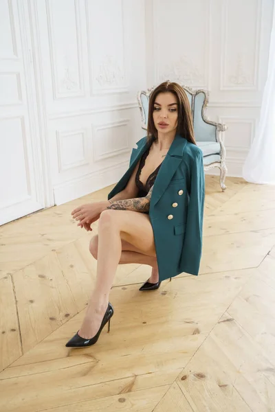 Belle Mannequin Brune Vêtue Lingerie Noire Hauts Talons Une Veste — Photo