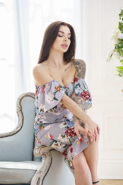 Schöne Brünette Frau Buntem Sommerkleid Posiert Neben Weißen Blumen Luxuswohnungen — Stockfoto